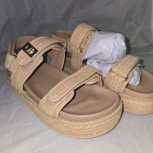 Size 8 Moonest Women's Beige Sandals NEW